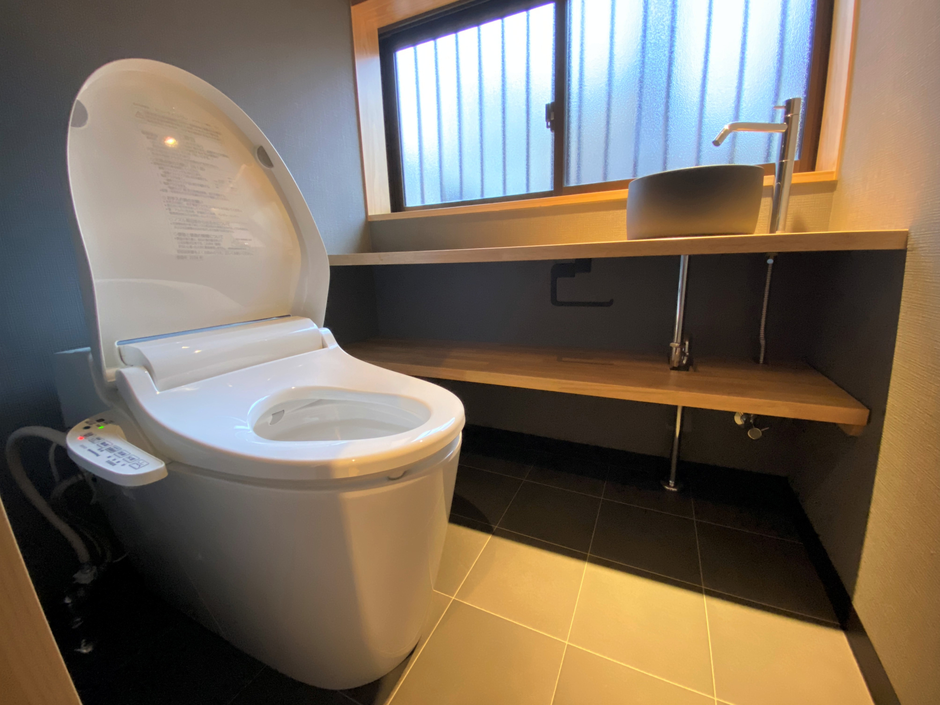 【豊橋市】おしゃれトイレに一新！床や壁のデザインで変わるリラックス空間〜愛知No.1のフジケンリフォームが教えます！