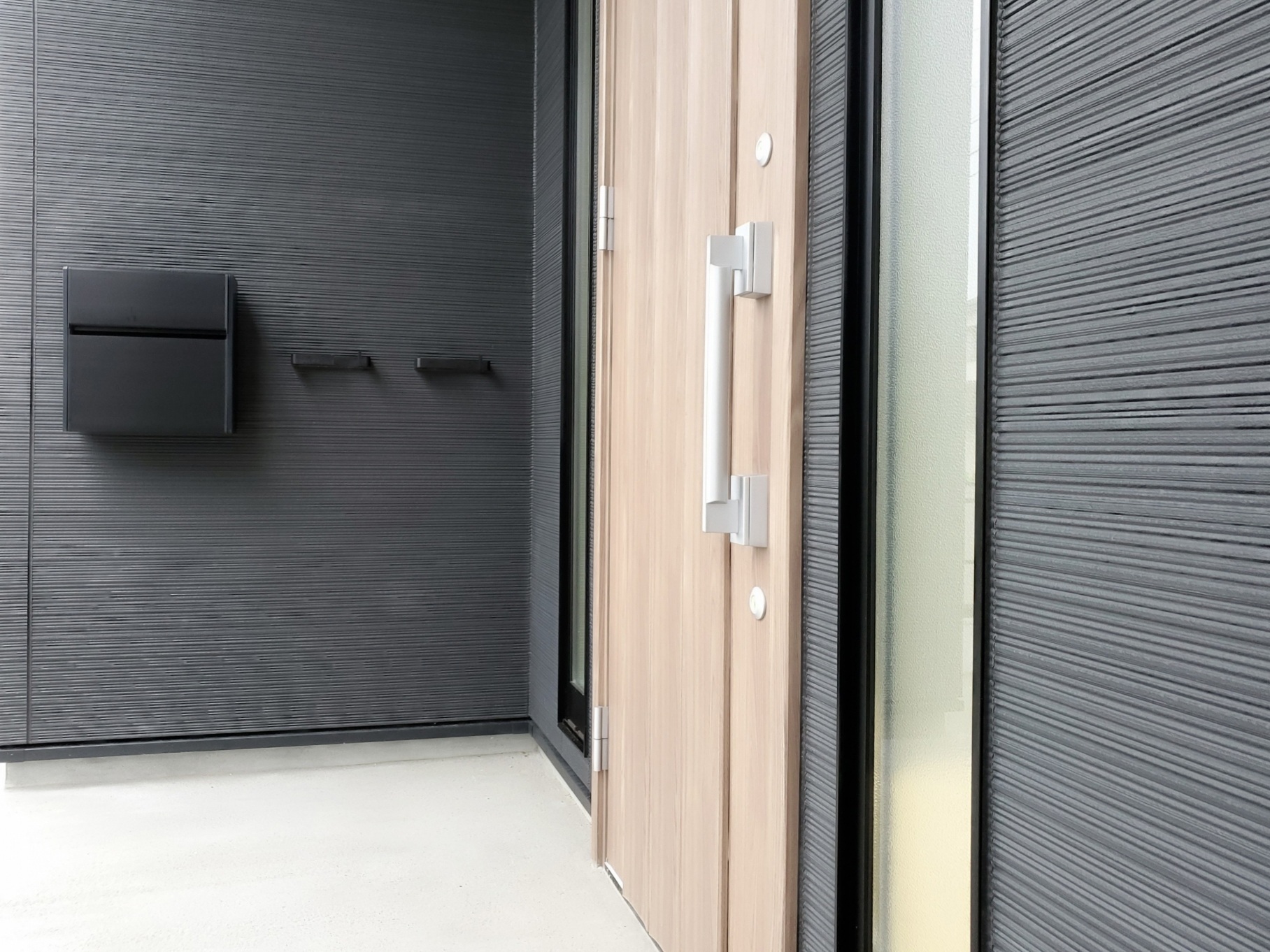 【豊橋市】玄関ドアの取り替えタイミングは？費用と劣化サインの見極め方〜愛知No.1のフジケンリフォームが教えます！