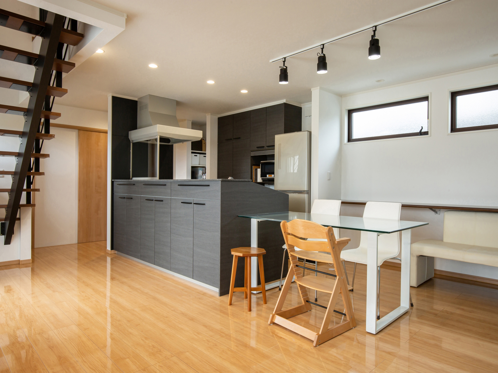 【豊橋市】フローリング剥がれを見つけたら？張り替えのタイミングと工事期間の目安〜愛知No.1のフジケンリフォームが教えます！