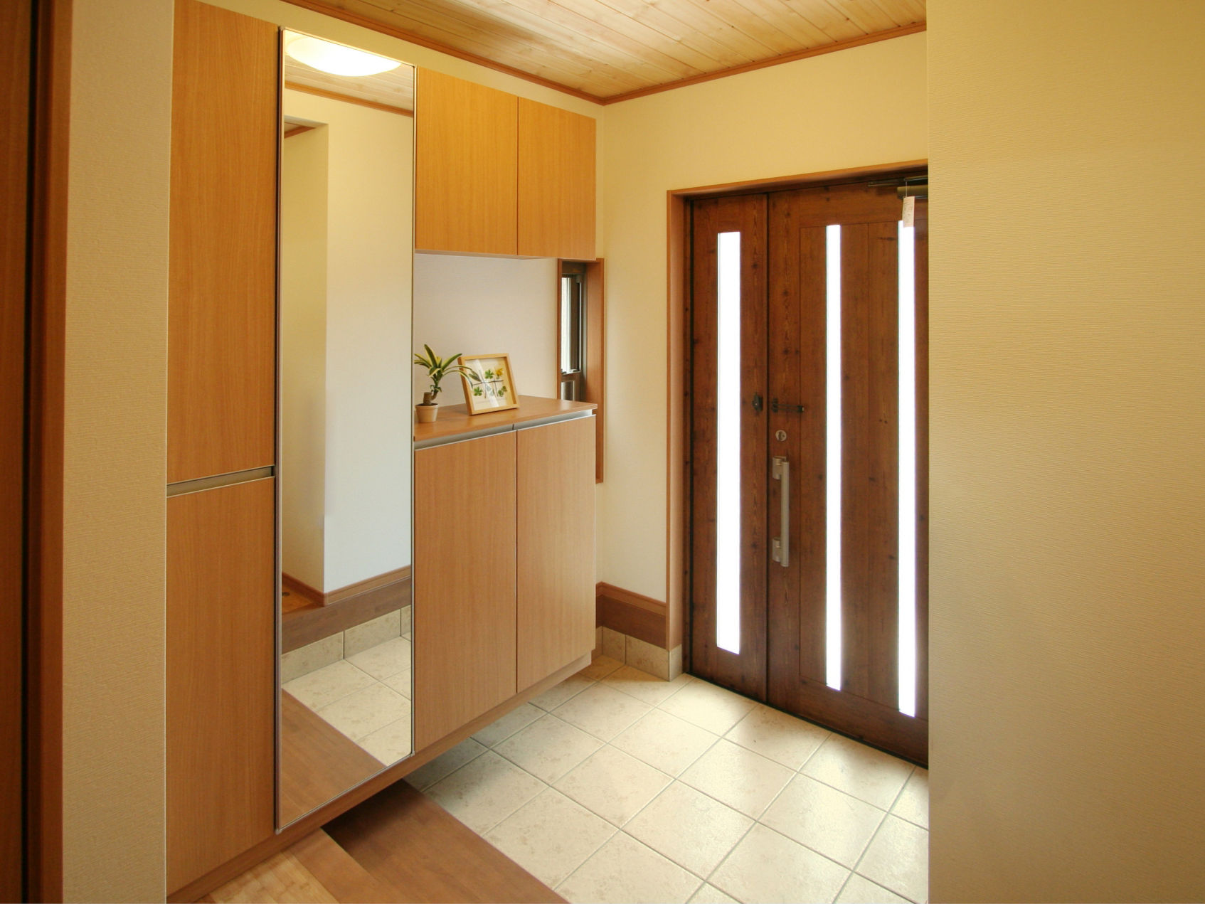 【豊橋市】玄関ドアリフォーム：網戸設置で虫除け効果と通気性をアップ〜愛知No.1のフジケンリフォームが教えます！