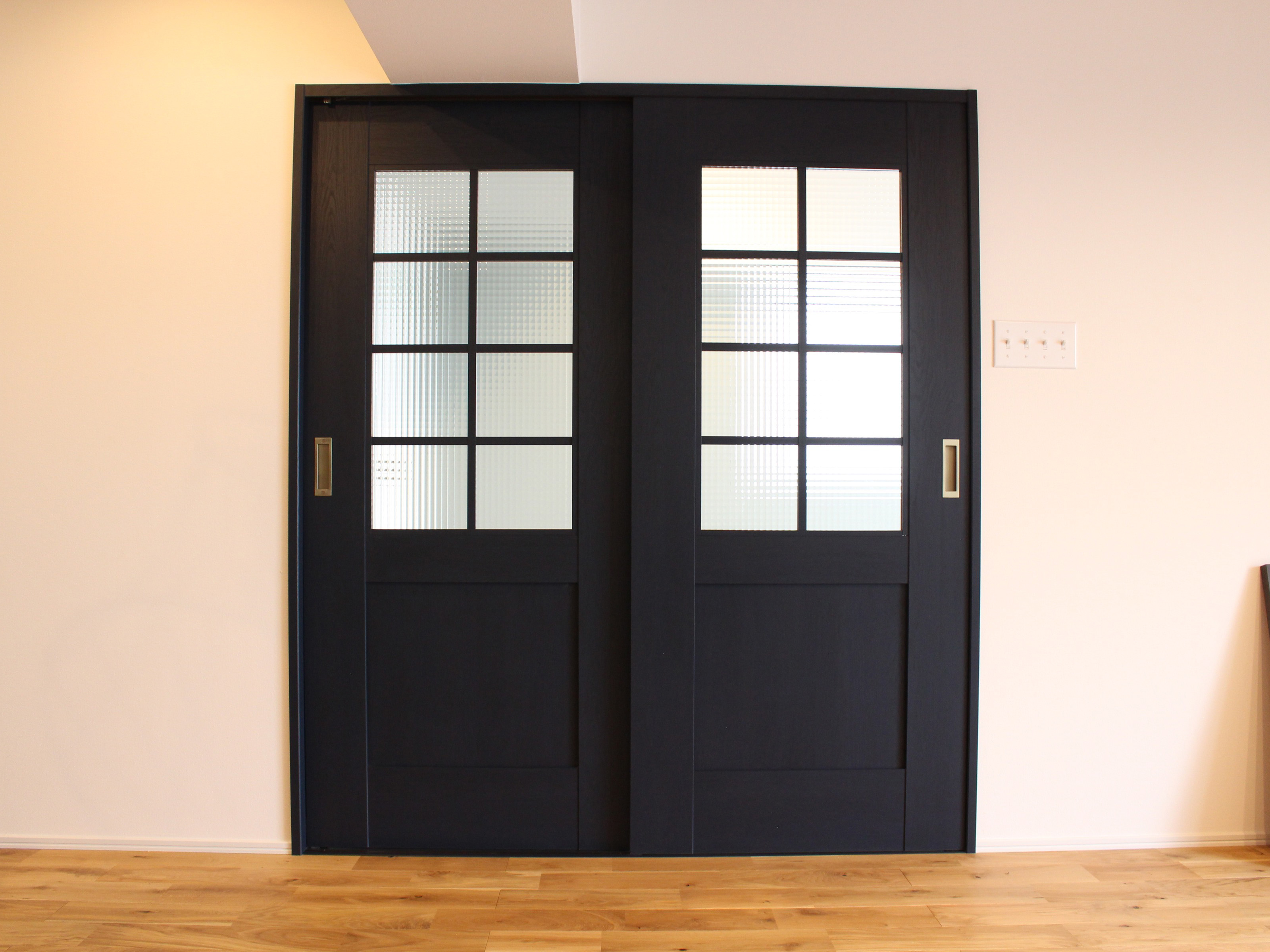 【豊橋市】室内ドアリフォーム：ガラス入り扉で彩光効果を高めるデザイン術〜愛知No.1のフジケンリフォームが教えます！